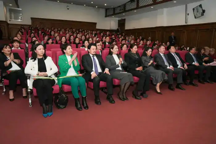 Министр юстиции Республики Казахстан Ерлан Сарсембаев поздравил всех представительниц прекрасного пола, работающих в органах юстиции, с праздником 8 марта – Международным женским днём (3)