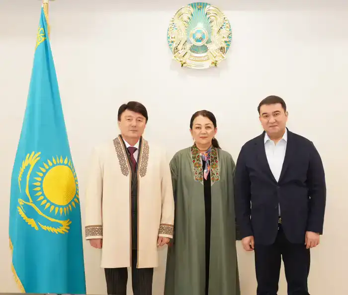 АКИМ ТУРКЕСТАНСКОЙ ОБЛАСТИ ВСТРЕТИЛСЯ С ИЗВЕСТНЫМИ ДЕЯТЕЛЯМИ КУЛЬТУРЫ И ОБМЕНЯЛСЯ С НИМИ МНЕНИЯМИ (5)