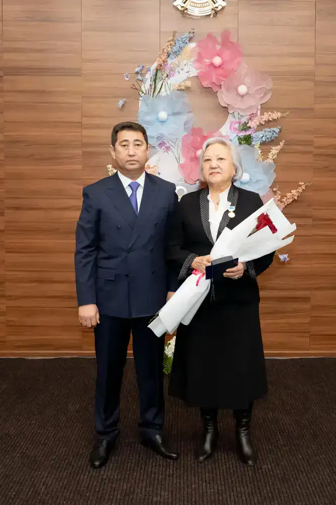 Айдарбек Сапаров отметил вклад женщин в развитие сельского хозяйства