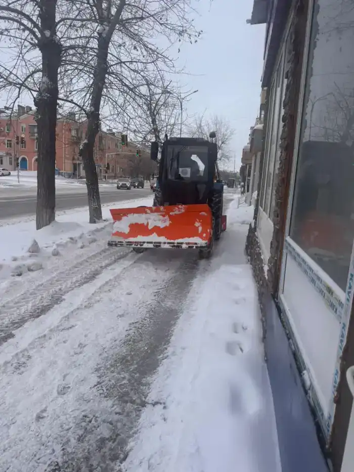 Около трех тысяч дорожных рабочих и более 1,6 тысячи единиц спецтехники задействовано в снегоуборочных работах в Астане (9)