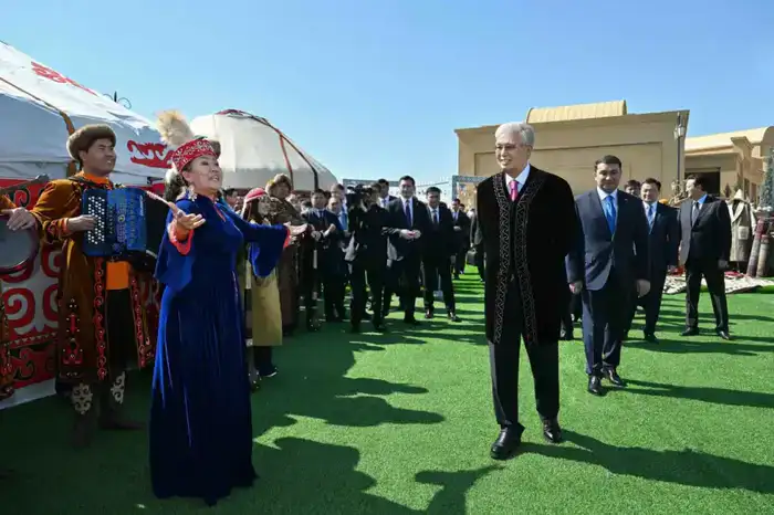 Глава государства принял участие в народных гуляньях по случаю праздника Наурыз (7)