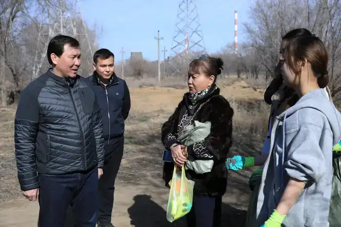 Свыше 200 молодых актюбинцев вышли на субботник в рамках акции «Таза Қазақстан» (6)