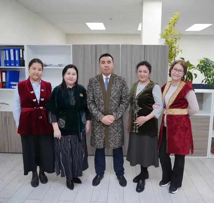 Внедрение национальной одежды в госучреждениях Туркестанской области: шаг к возрождению культурного наследия