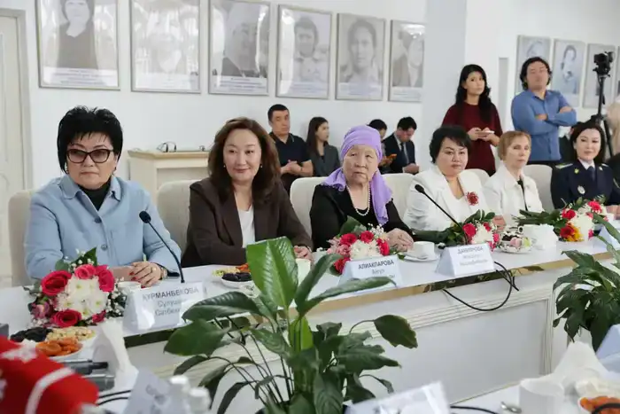 Ербол Карашукеев поздравил представительниц прекрасного пола с 8 Марта (4)