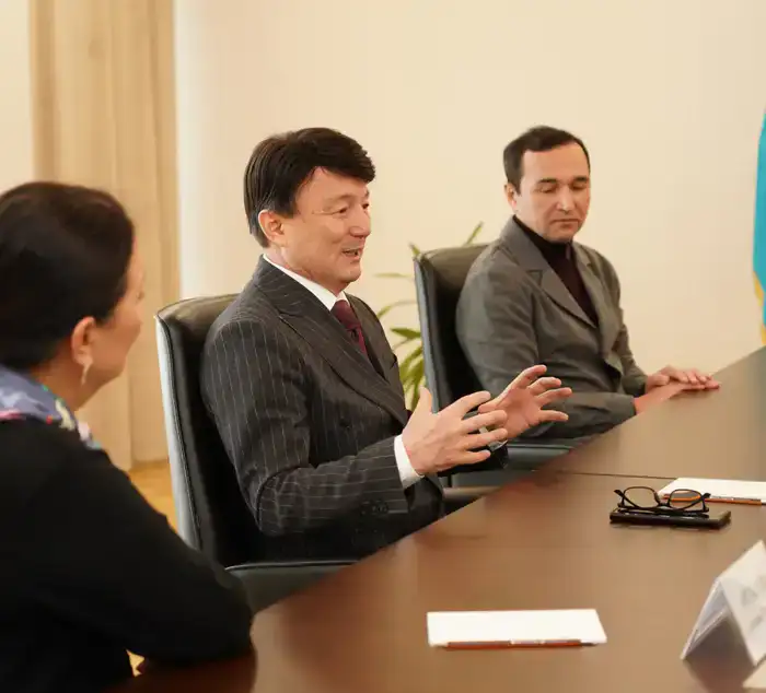 АКИМ ТУРКЕСТАНСКОЙ ОБЛАСТИ ВСТРЕТИЛСЯ С ИЗВЕСТНЫМИ ДЕЯТЕЛЯМИ КУЛЬТУРЫ И ОБМЕНЯЛСЯ С НИМИ МНЕНИЯМИ (2)