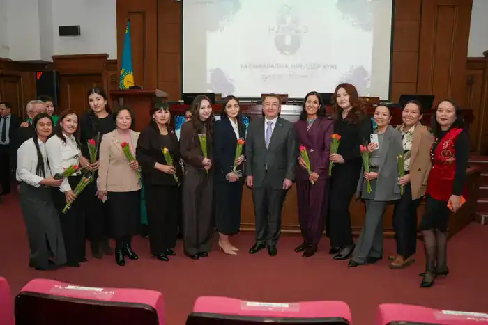 Министр юстиции Республики Казахстан Ерлан Сарсембаев поздравил всех представительниц прекрасного пола, работающих в органах юстиции, с праздником 8 марта – Международным женским днём (5)