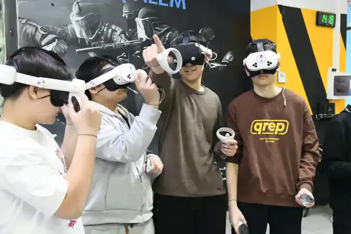 Попробовать себя в будущей профессии смогли столичные студенты благодаря виртуальной реальности (6)