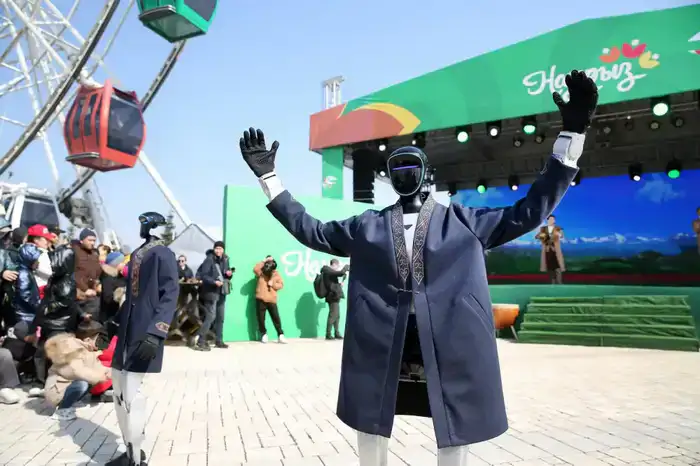 «Көктөбедегі Көрісу»: алматинцев поздравили с Днём Көрісу звуковые дроны и роботы (3)