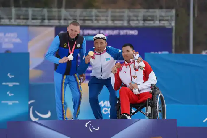 Министр туризма и спорта РК Ербол Мырзабосынов поздравил чемпиона Паралимпиады Ербола Хамитова (2)