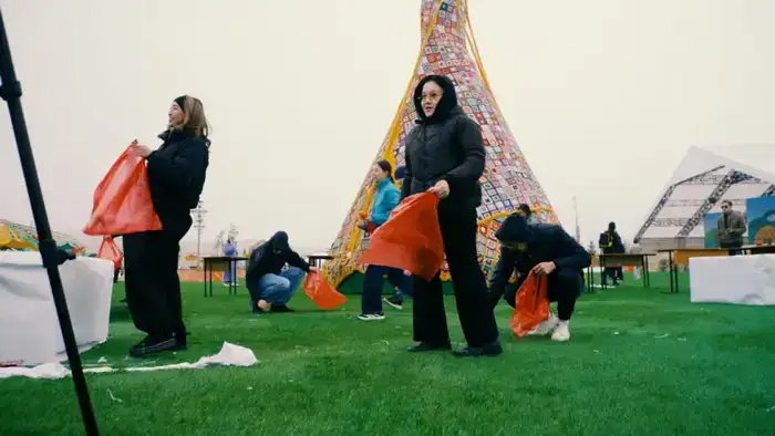 В Астане развернули самый большой флаг «Таза Қазақстан» во время экоакции (2)