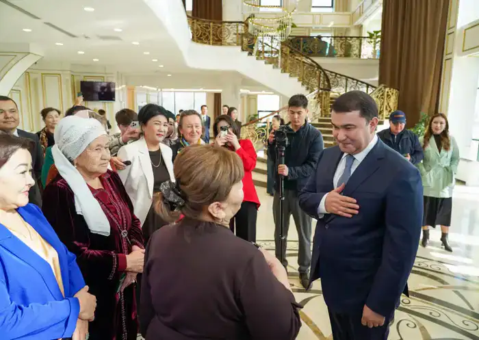 АКИМ ТУРКЕСТАНСКОЙ ОБЛАСТИ ВСТРЕТИЛСЯ С МНОГОДЕТНЫМИ И УВАЖАЕМЫМИ МАТЕРЯМИ И ПОЗДРАВИЛ ИХ С ПРАЗДНИКОМ (4)