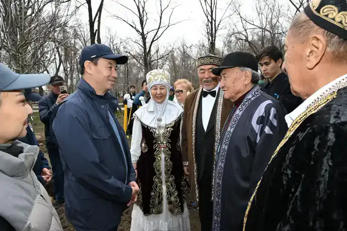 Аким Алматы принял участие в общегородском субботнике в честь Тазару күні (2)