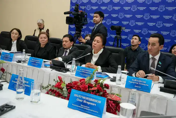 Министр юстиции Республики Казахстан Ерлан Сарсембаев принял участие в выездном заседании на тему «Обеспечение законности нотариальных действий и цифровизация нотариальной деятельности» (2)