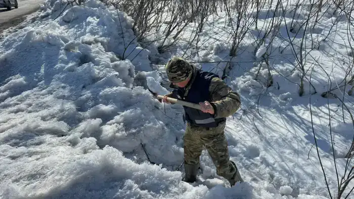 В районе Алтай военнослужащие в целях противодействия паводкам провели очистку каналов (4)