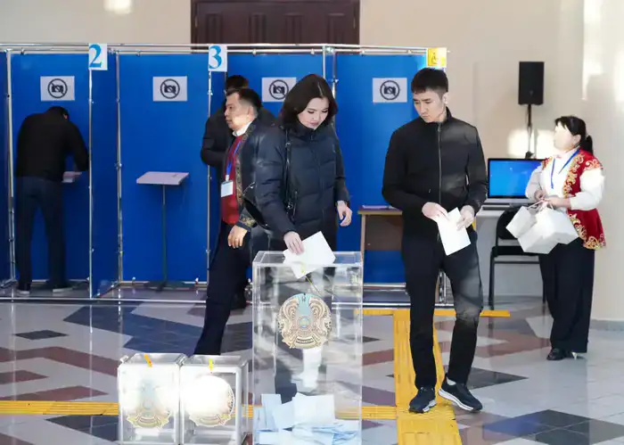 АКИМ ТУРКЕСТАНСКОЙ ОБЛАСТИ НУРАЛХАН КУШЕРОВ ПРОГОЛОСОВАЛ НА РЕФЕРЕНДУМЕ (6)