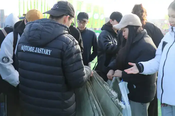 Тазару күні: в Актобе молодежь привела в порядок парки (5)