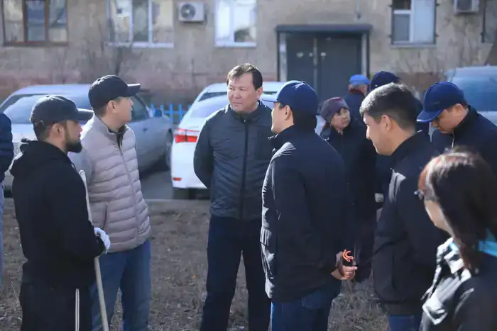 Субботник в Актобе: аким области ознакомился с ходом работ по благоустройству (3)