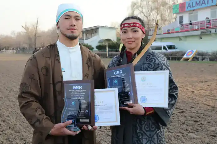 4 мишени за 10 секунд с верблюда: на ипподроме Алматы установлен мировой рекорд (3)