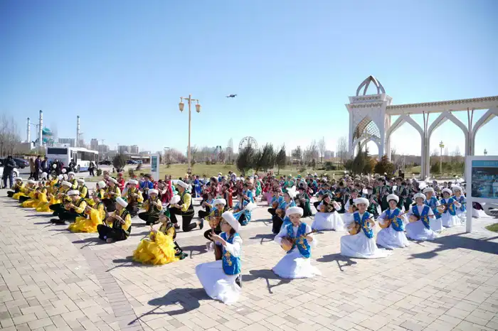 Возрождение национального духа: 500 юных домбристов исполнили кюи в Туркестане
