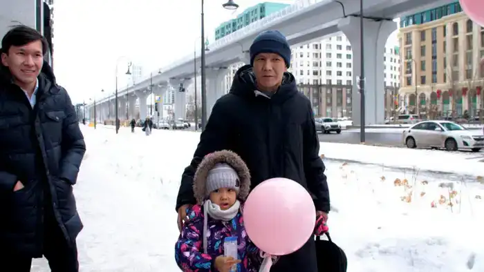 Цветы раздавали девушкам и женщинам в Астане (3)