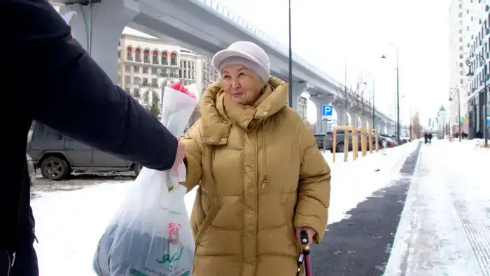 В Астане раздача цветов женщинам в преддверии праздника