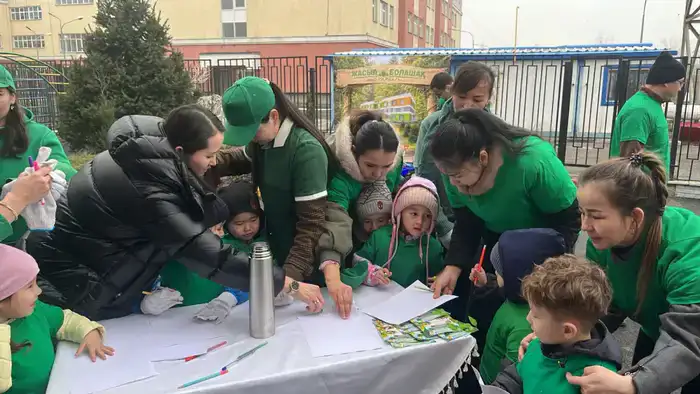 Именные деревья высадили дети с родителями в рамках экоинициативы «Таза Қазақстан» в Алматы (3)