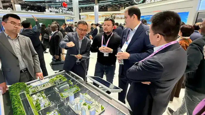 Вице-министр транспорта РК принял участие в MWC Barcelona 2026 (6)