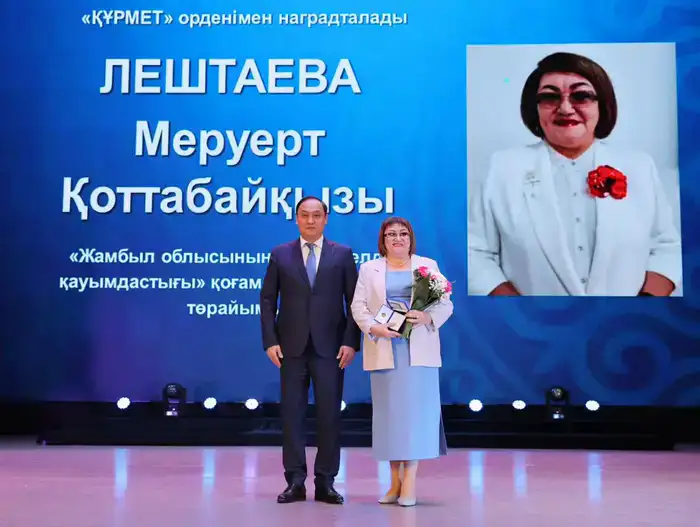 Ербол Карашукеев поздравил жительниц Жамбылской области с 8 Марта (7)