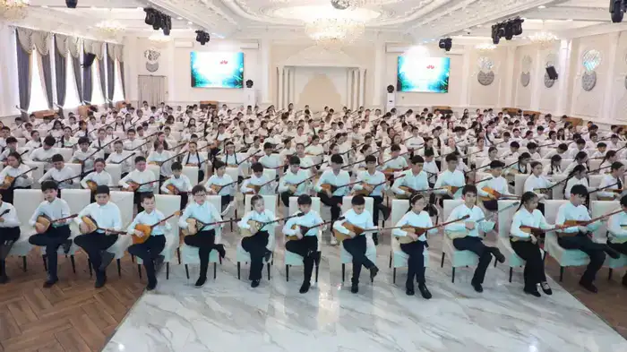 Около 10 тысяч юных домбристов Карагандинской области одновременно исполнили известные кюи (2)