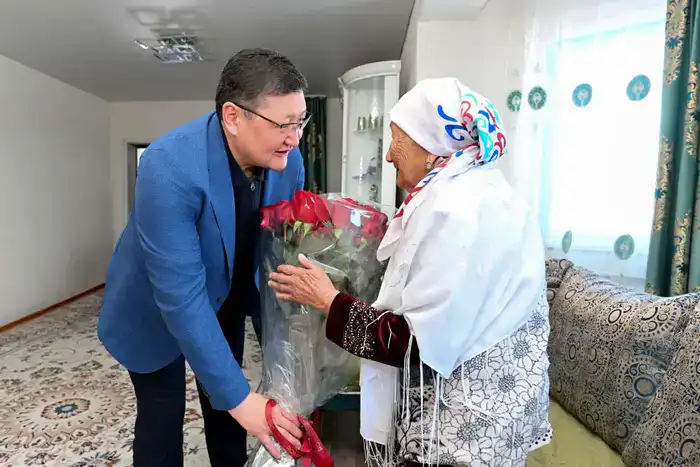 Аким области поздравил 104-летнюю труженицу тыла, восхитившую всех своей жизненной мудростью