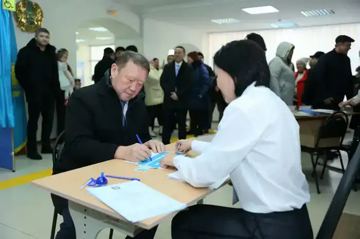 Аким Костанайской области проголосовал на референдуме (4)