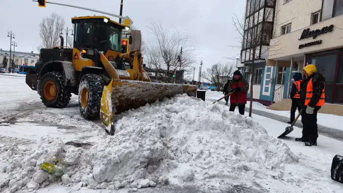 Около трех тысяч дорожных рабочих и более 1,6 тысячи единиц спецтехники задействовано в снегоуборочных работах в Астане (4)