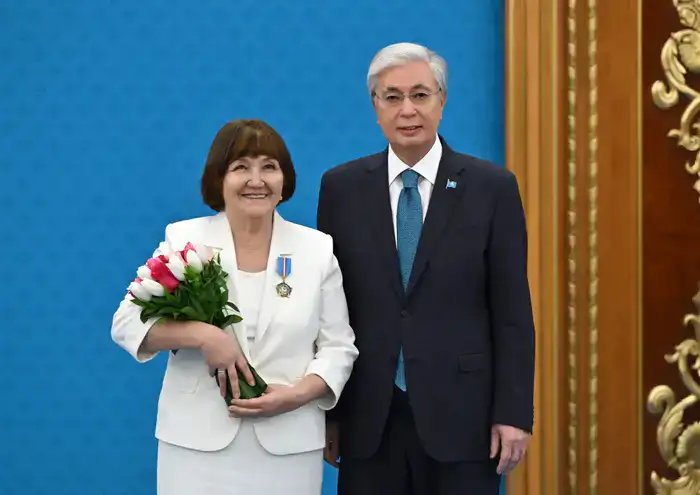 Глава государства наградил орденом «Құрмет» руководителя ансамбля танца «Зыряночка» из ВКО (2)