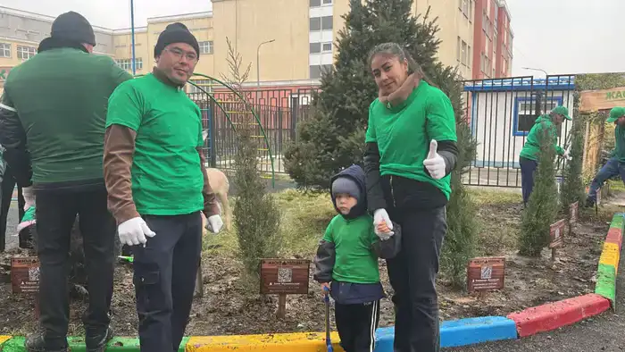 Дети с родителями высадили хвойные деревья в Алматы в рамках Таза Қазақстан