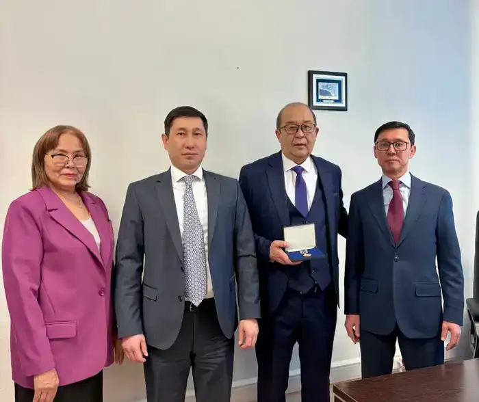 Награждение Дуйсена Әділханова медалью Еңбек ардагері в финансовой системе Казахстана