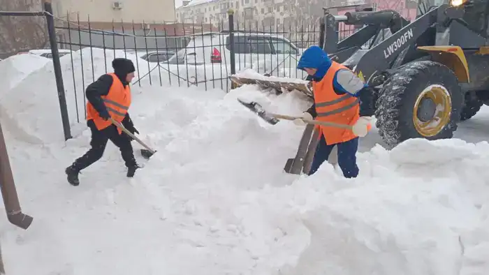 Десятки тысяч кубометров снега вывезли из столицы прошлой ночью (4)