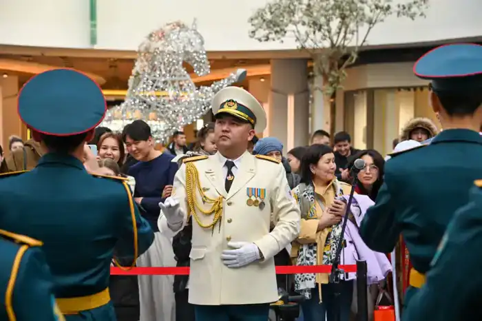 В Астане музыканты Центрального военного оркестра поздравили казахстанцев с праздником Наурыз (5)