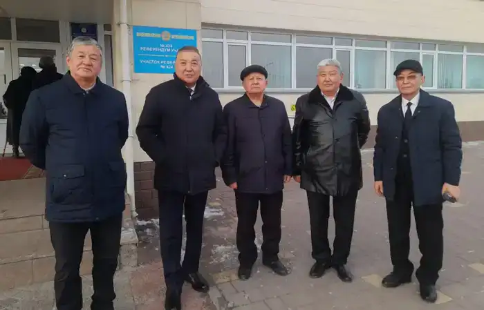 Аксакалы — стражи традиций, пришедшие первыми на голосование