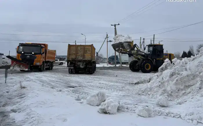 В области Абай продолжаются работы по вывозу снега и откачке талых вод (10)