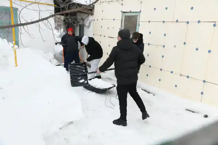 Активисты столичного Дома дружбы убрали снег во дворах пенсионеров (3)