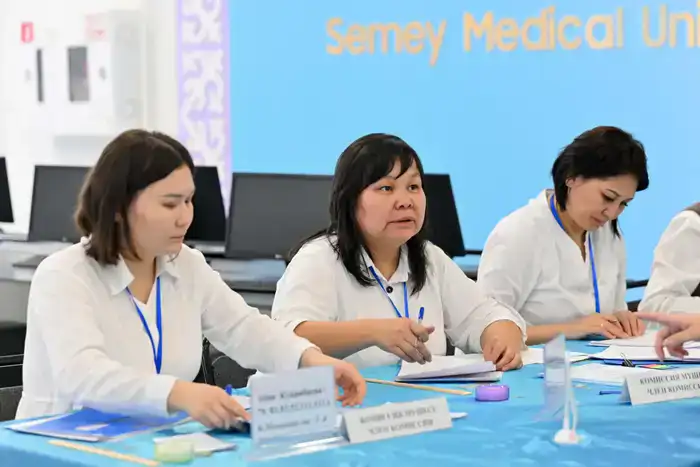 Аким области Абай проголосовал на референдуме (8)