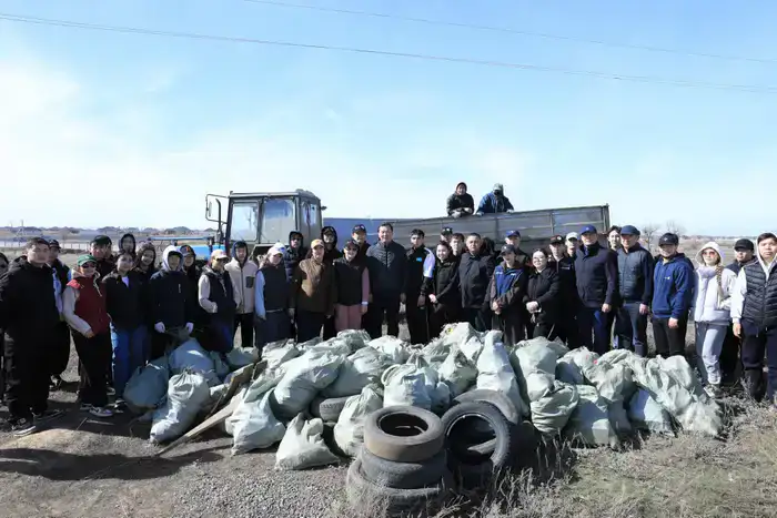 Свыше 200 молодых актюбинцев вышли на субботник в рамках акции «Таза Қазақстан» (9)