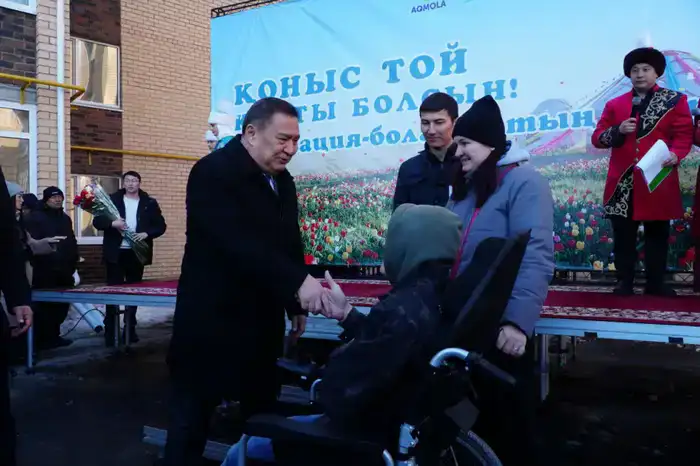 35 жителей пос. Аршалы получили ключи от квартир (6)