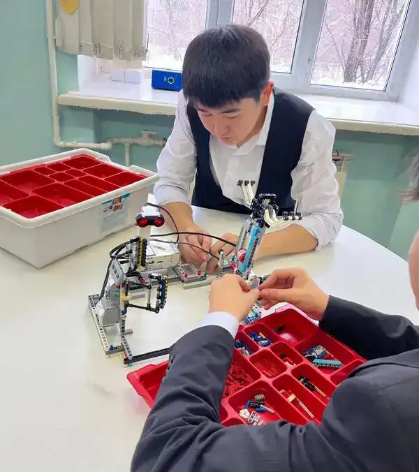 Ракетная платформа и бионический робот: карагандинцы взяли золото на национальном конкурсе (5)