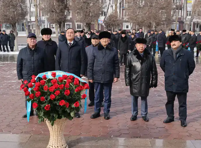 В Таразе состоялась церемония возложения цветов к памятнику Жамбылу Жабаеву (3)