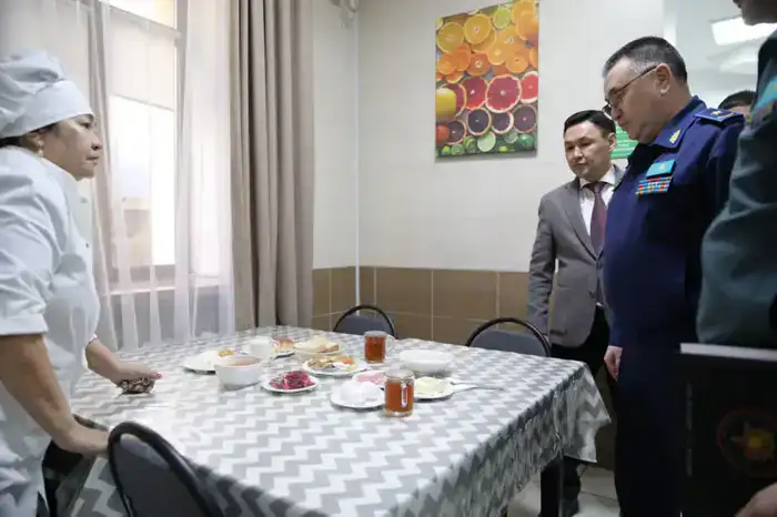 Замминистра обороны проверил условия и цифровой отбор призывников (3)