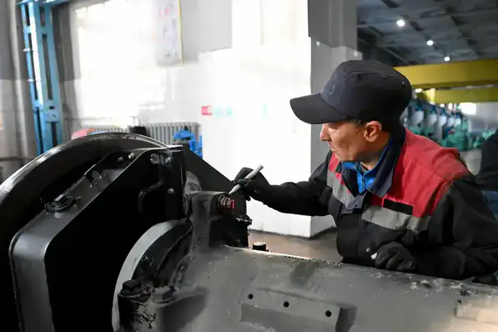 Аким области ознакомился с работой локомотивного депо «Қамқор Локомотив» в Аягозе (10)