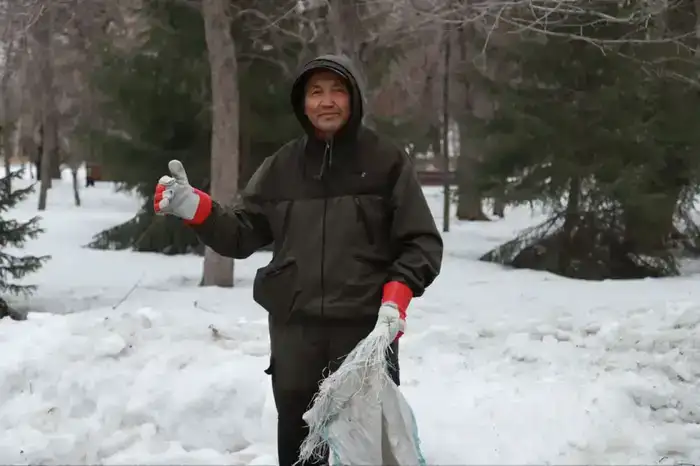 В Усть-Каменогорске в парке имени Жамбыла Жабаева прошёл субботник (7)