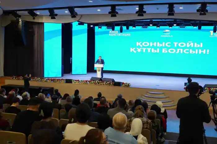 В Кокшетау вручили ключи от 125 квартир очередникам категории СУСН (9)