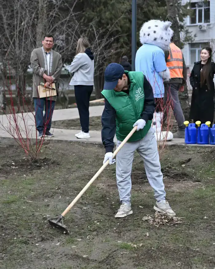 Аким Алматы принял участие в общегородском субботнике в честь Тазару күні (3)